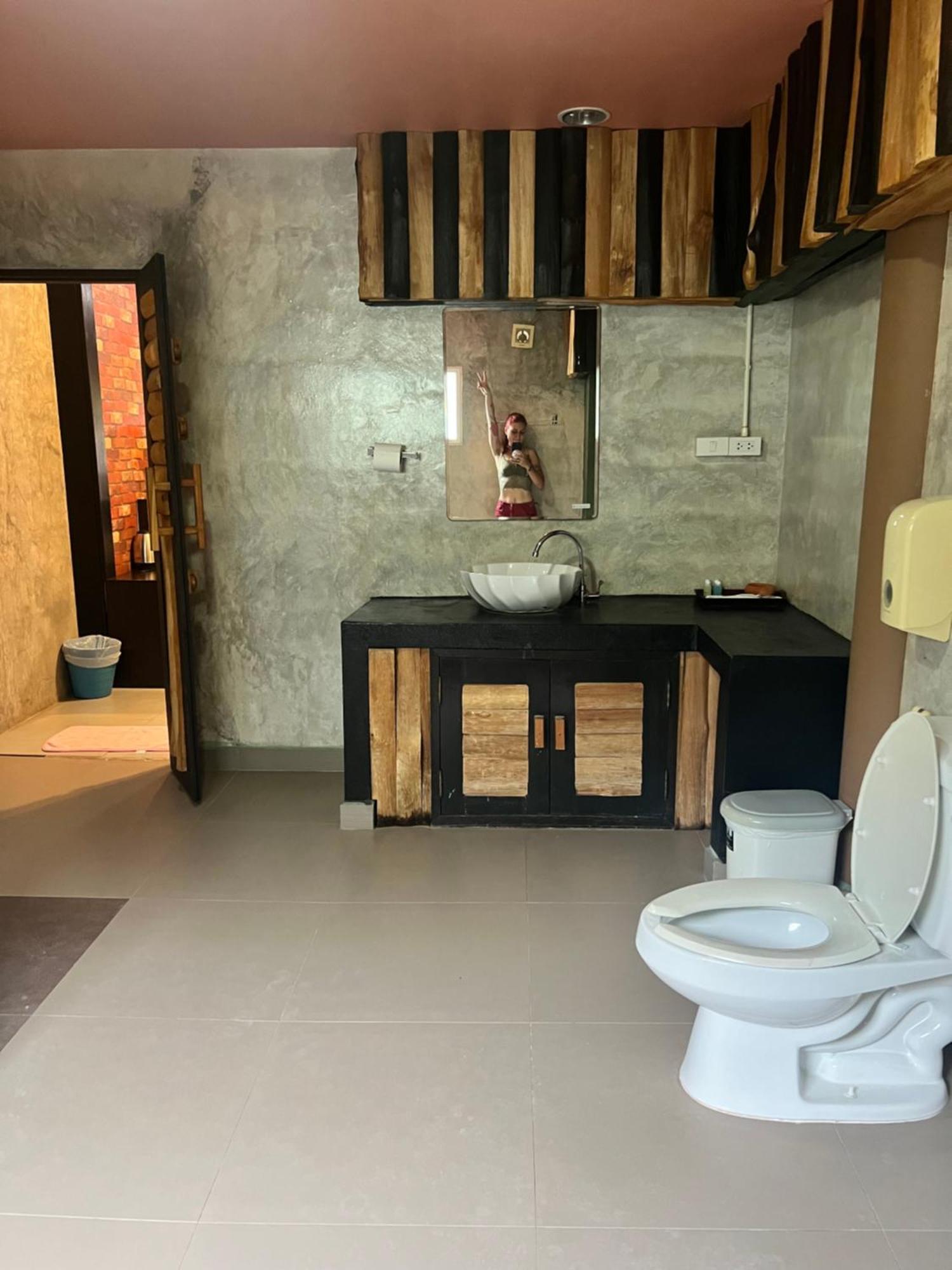 Revolution Kanchanaburi Adventure Hq Ban Chuk Kum Buitenkant foto